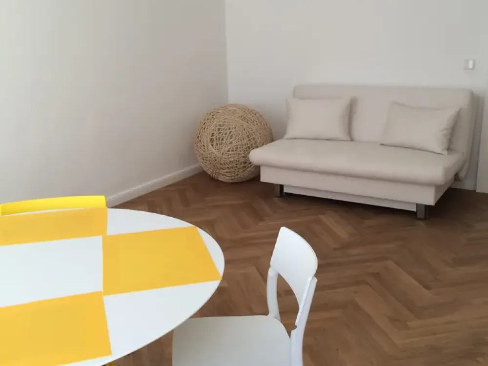 Bright 2 rooms apartment on the 2nd floor of a charming Altbau in best Berlin Mitte area