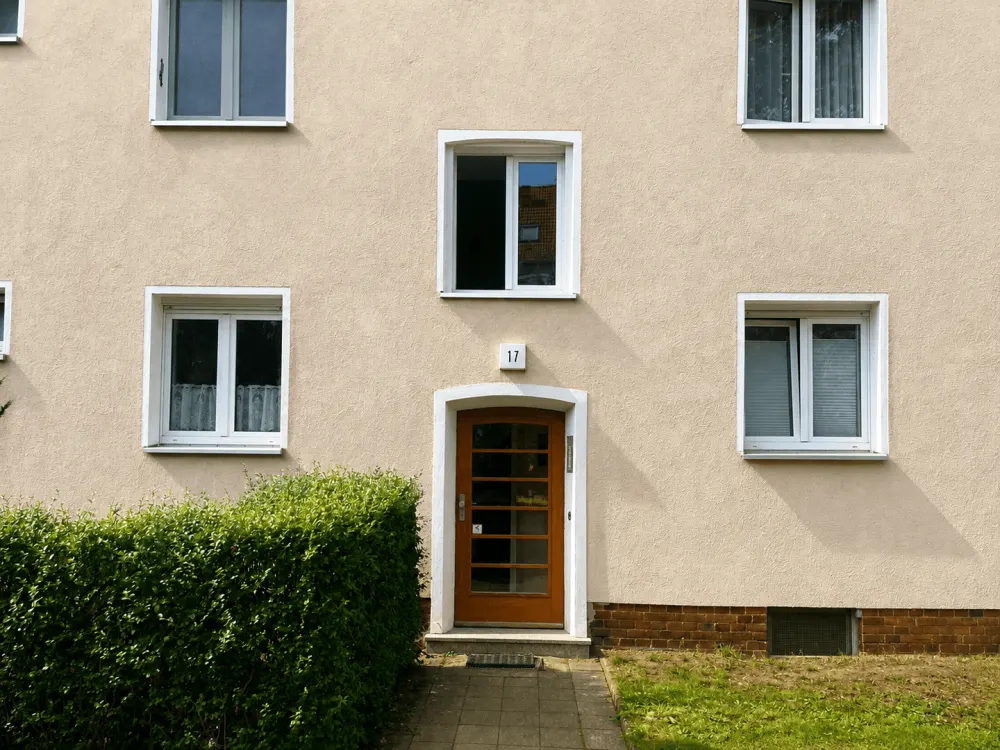 Ruhiges Wohnen mit Wohlfühlcharakter: Gepflegte 2-Raum-Wohnung mit Tageslichtbad und separater Küche