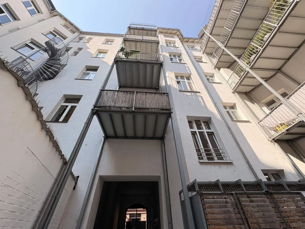 Stilvolle Altbauwohnung mit großem Balkon im Herzen Frankfurts - großzügig, hell und ruhig