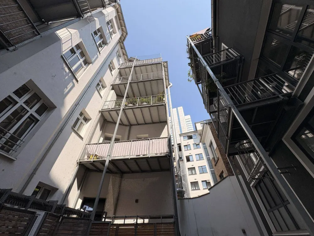Stilvolle Altbauwohnung mit großem Balkon im Herzen Frankfurts - großzügig, hell und ruhig