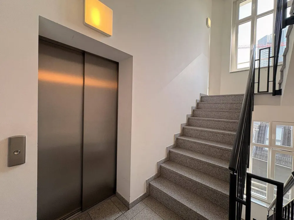 Stilvolle Altbauwohnung mit großem Balkon im Herzen Frankfurts - großzügig, hell und ruhig