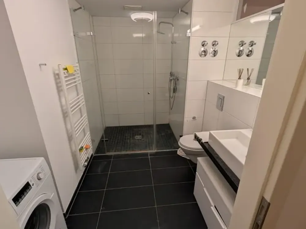 Wohnen an der Spree: Möblierte 2-Zimmer-Wohnung (Bj. 2015) ab 1.10 mit EBK, Keller & all incl.