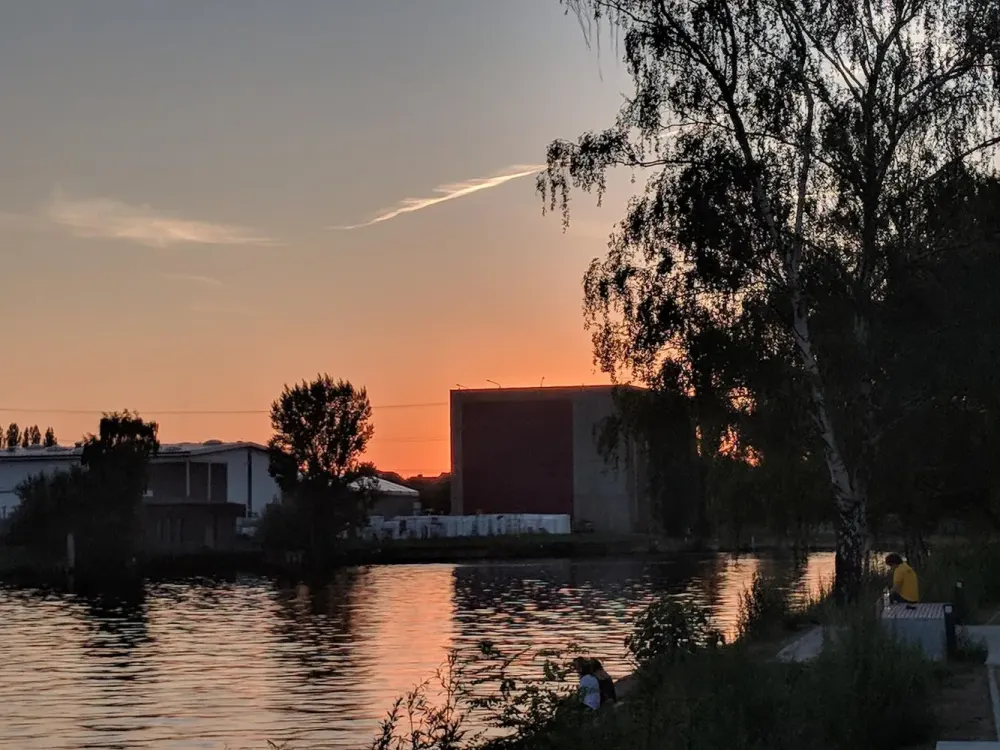 Wohnen an der Spree: Möblierte 2-Zimmer-Wohnung (Bj. 2015) ab 1.10 mit EBK, Keller & all incl.