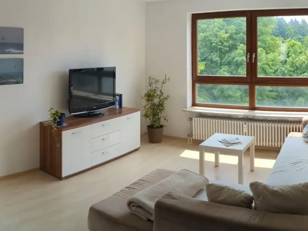 Möblierte 2-Zimmer-Wohnung mit Dachterrasse & Stellplatz, ca. 49 m², befristet