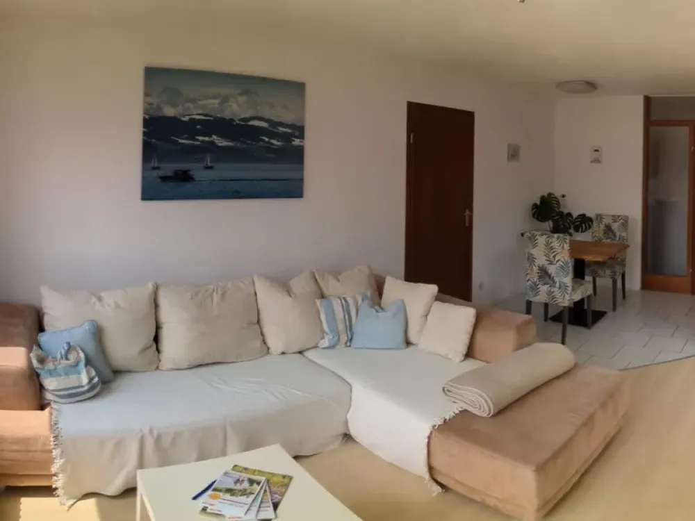 Möblierte 2-Zimmer-Wohnung mit Dachterrasse & Stellplatz, ca. 49 m², befristet