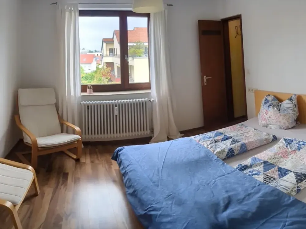 Möblierte 2-Zimmer-Wohnung mit Dachterrasse & Stellplatz, ca. 49 m², befristet