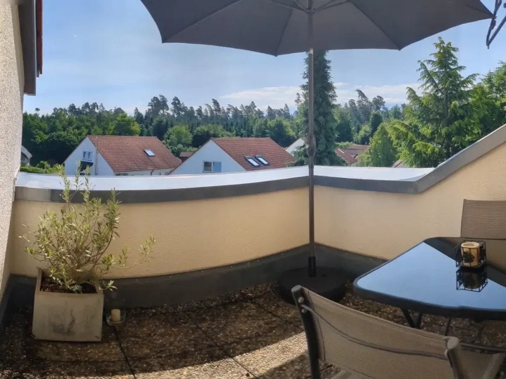 Möblierte 2-Zimmer-Wohnung mit Dachterrasse & Stellplatz, ca. 49 m², befristet
