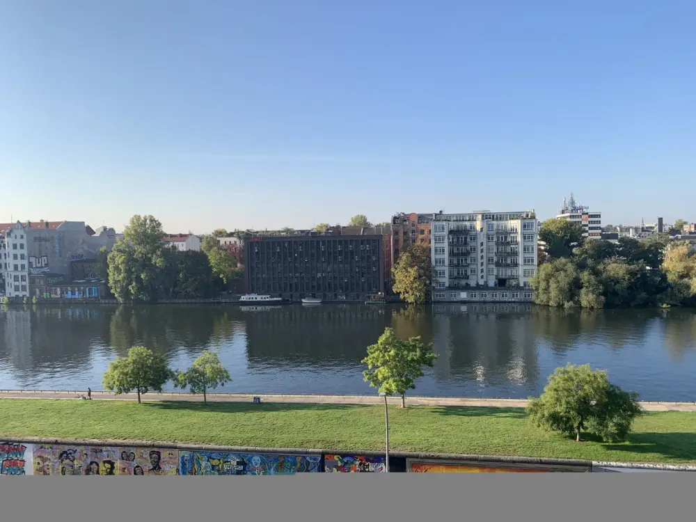 Attraktive Neubauwohnung mit 2 Zi, EBK und Spreeblick neben East Side Gallery in Berlin