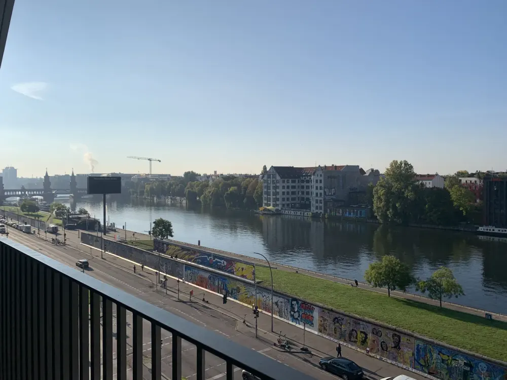 Attraktive Neubauwohnung mit 2 Zi, EBK und Spreeblick neben East Side Gallery in Berlin