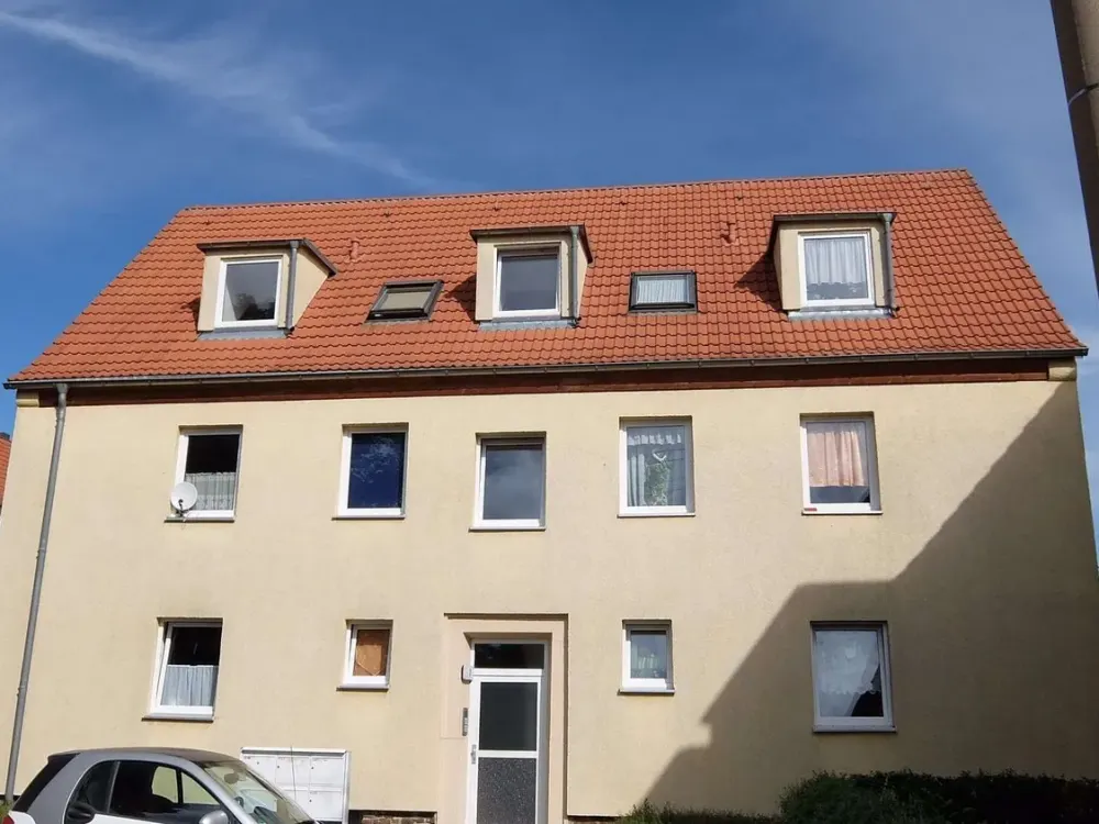 Böhlen - günstige kleine 2-Raumwohnung mit Tageslichtbad, Wanne und Gartenoption in ruhiger Lage