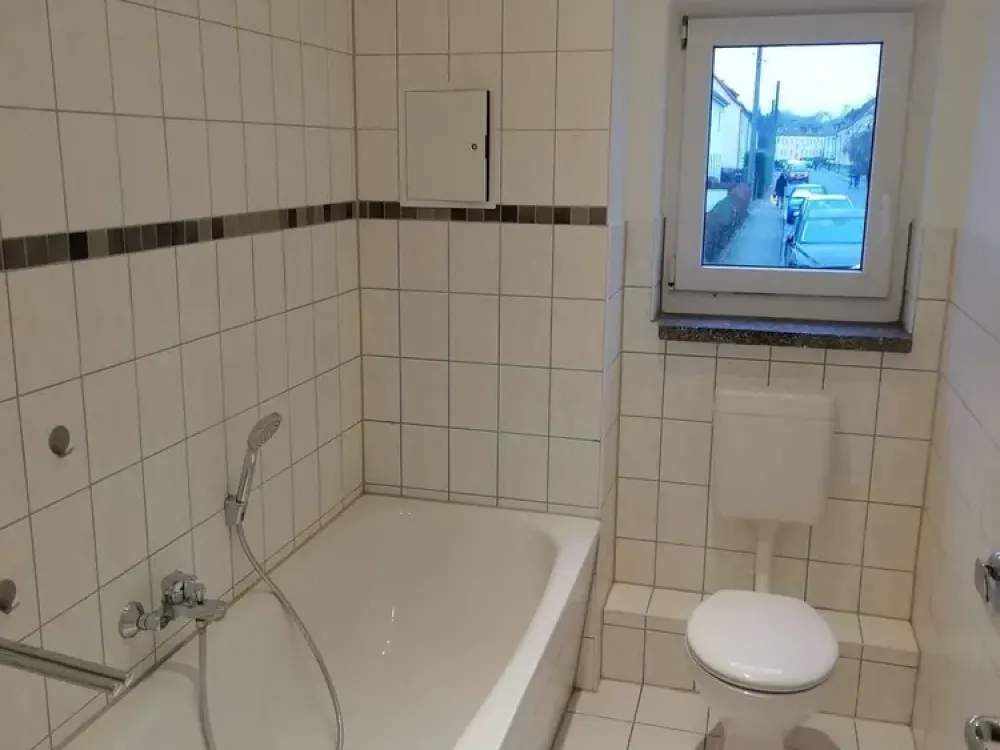 Böhlen - günstige kleine 2-Raumwohnung mit Tageslichtbad, Wanne und Gartenoption in ruhiger Lage