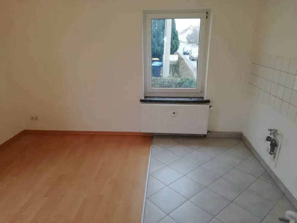 Böhlen - günstige kleine 2-Raumwohnung mit Tageslichtbad, Wanne und Gartenoption in ruhiger Lage