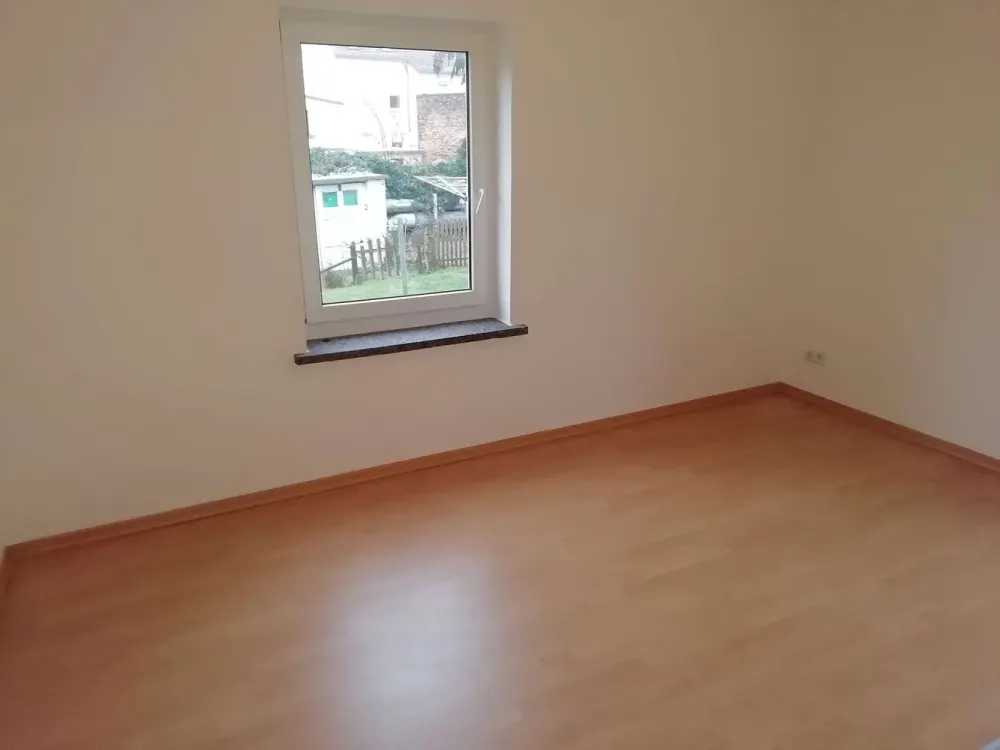 Böhlen - günstige kleine 2-Raumwohnung mit Tageslichtbad, Wanne und Gartenoption in ruhiger Lage