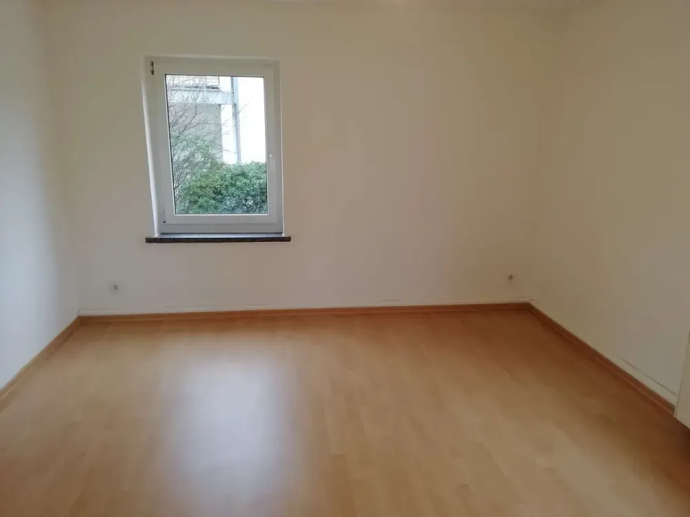 Böhlen - günstige kleine 2-Raumwohnung mit Tageslichtbad, Wanne und Gartenoption in ruhiger Lage