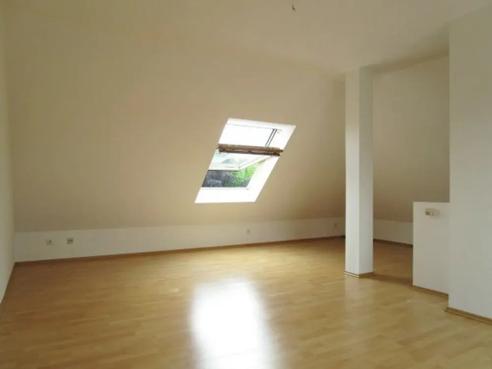 Helle Dachgeschoßmaisonettewohnung mit Pkw-Stellplatz in Harpen