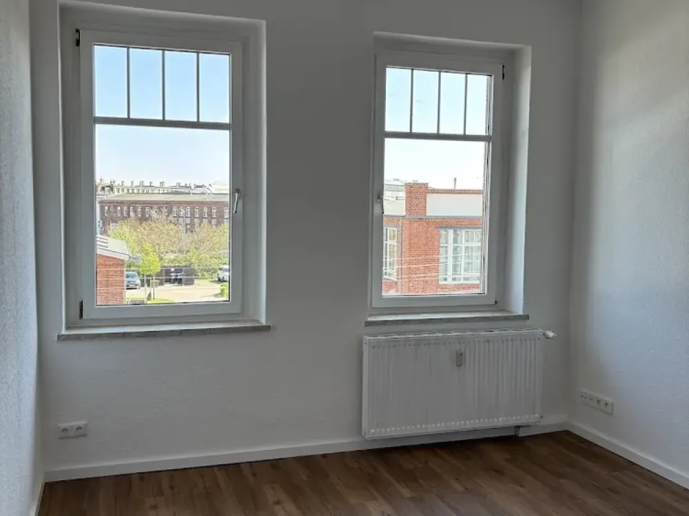 Bright three-room apartment for families with conservatory and fitted kitchen