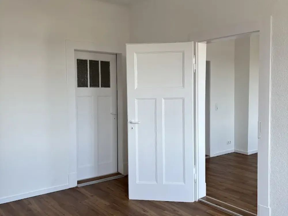 Bright three-room apartment for families with conservatory and fitted kitchen
