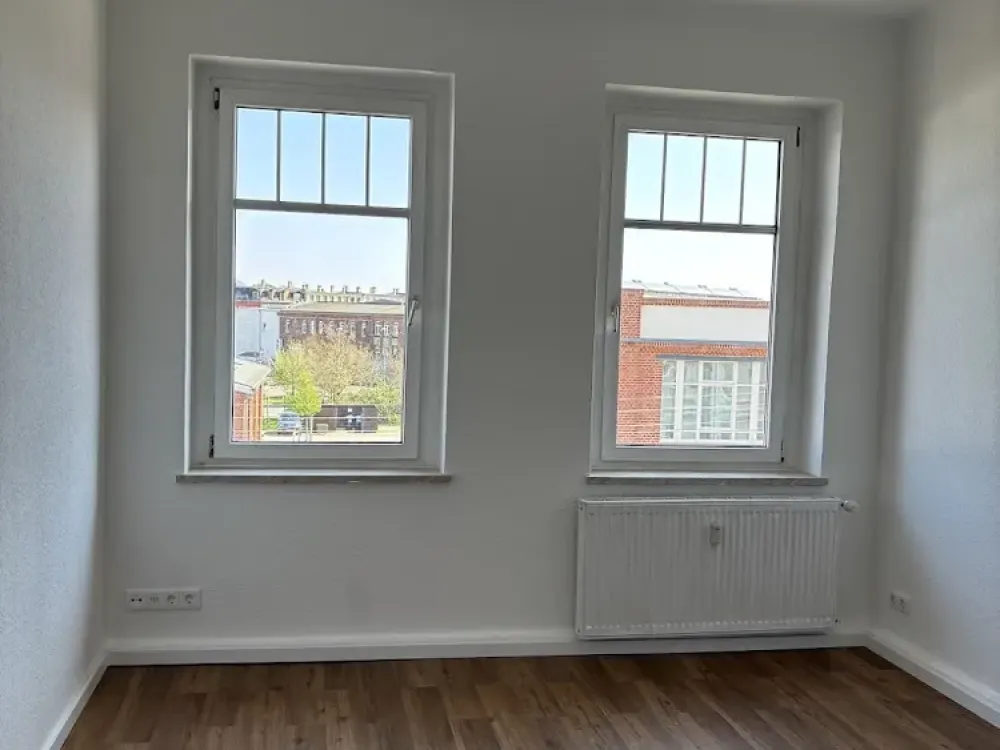 Bright three-room apartment for families with conservatory and fitted kitchen