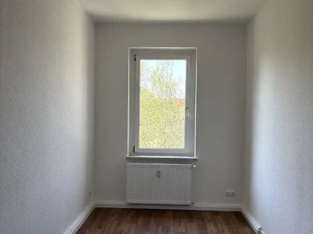 Bright three-room apartment for families with conservatory and fitted kitchen