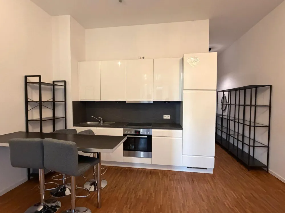 Untermiete: Moderne voll möblierte 2-Zimmer-Wohnung mit Gartenter