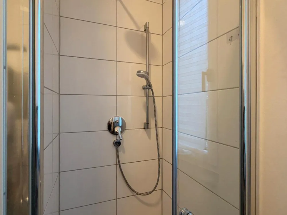 Untermiete: Moderne voll möblierte 2-Zimmer-Wohnung mit Gartenter