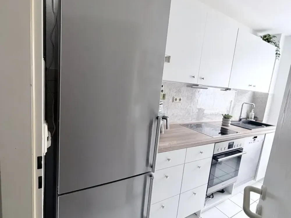 شقة مكونة من غرفتين مُعتنى بها مع شرفة وموقف سيارات تحت الأرض