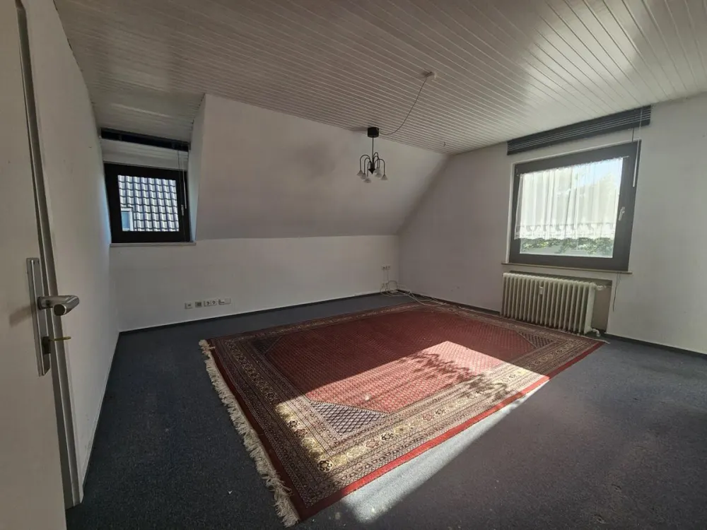 Gemütliche 2-Zimmer-Wohnung mit Einbauküche im ruhigen 4-Familienhaus im Sahlkamp.