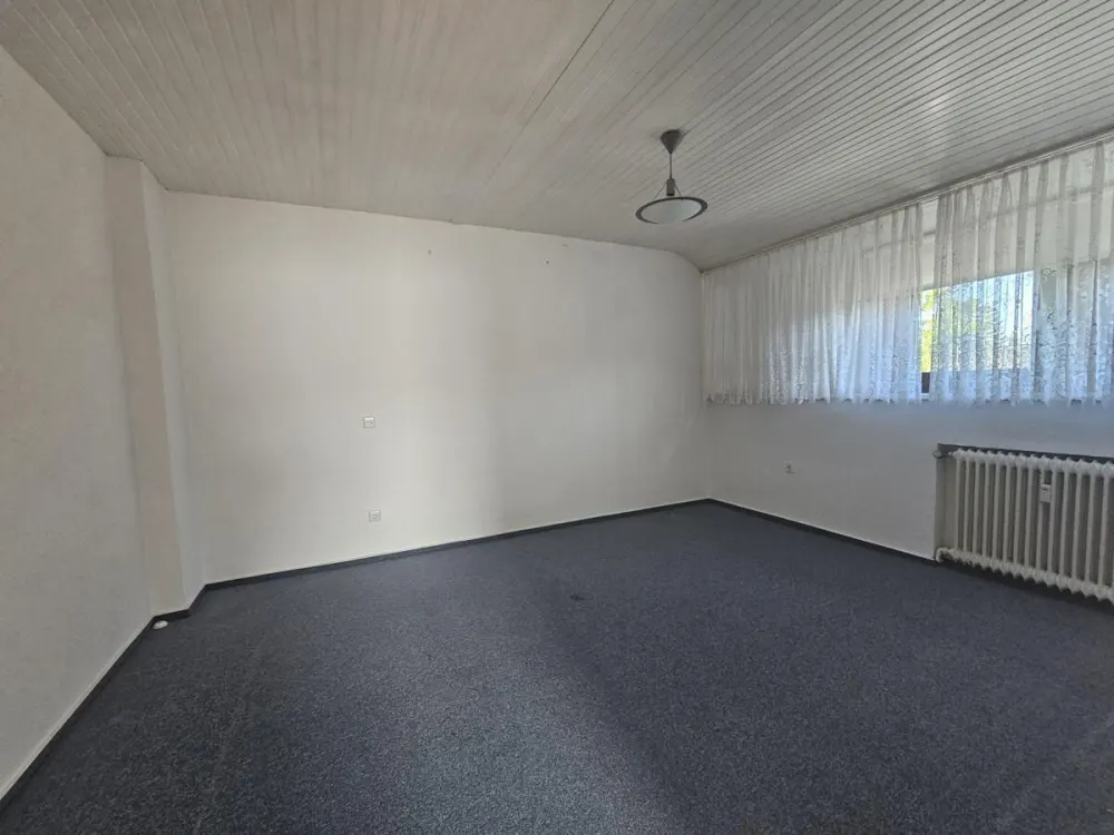Gemütliche 2-Zimmer-Wohnung mit Einbauküche im ruhigen 4-Familienhaus im Sahlkamp.