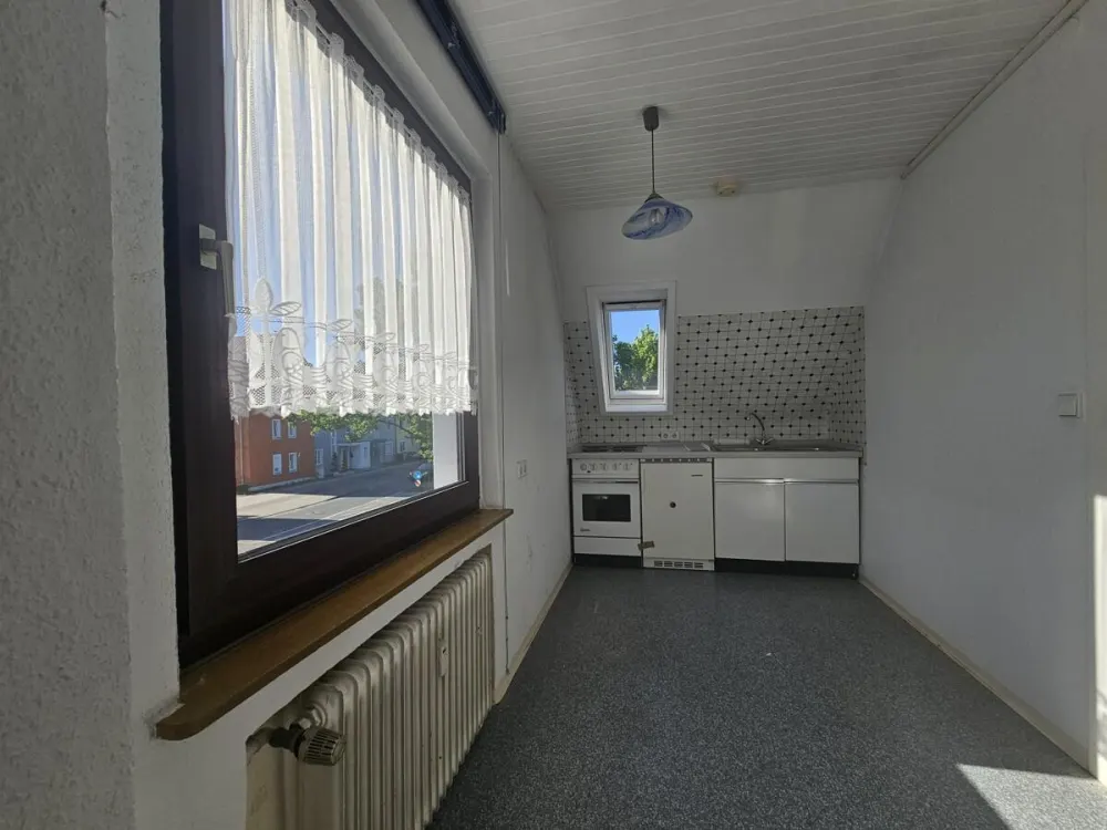 Gemütliche 2-Zimmer-Wohnung mit Einbauküche im ruhigen 4-Familienhaus im Sahlkamp.