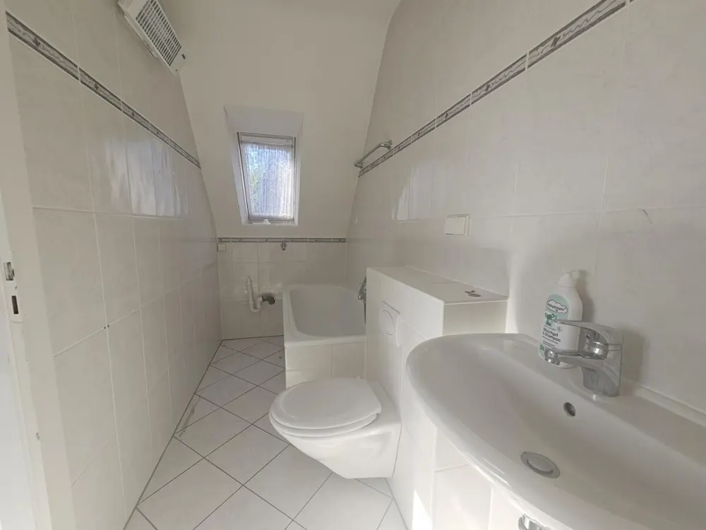 Gemütliche 2-Zimmer-Wohnung mit Einbauküche im ruhigen 4-Familienhaus im Sahlkamp.