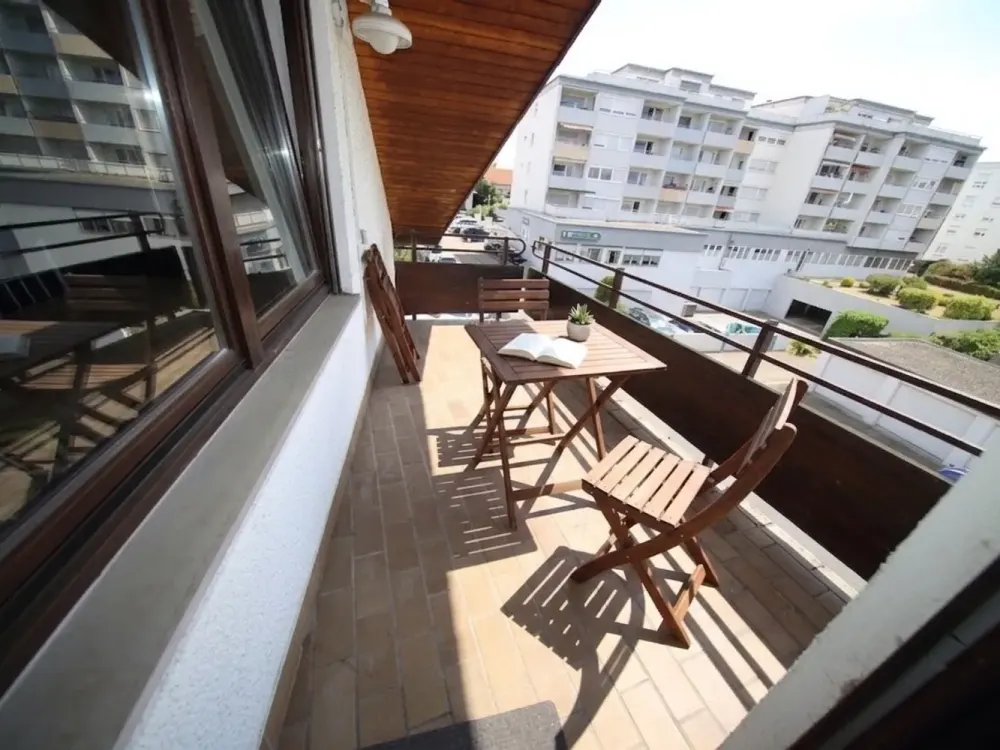Ab 01.11.2026 | 2-Zimmer-DG-Wohnung mit großem Balkon, Einbauküche & Stellplatz | Nähe Mercedes