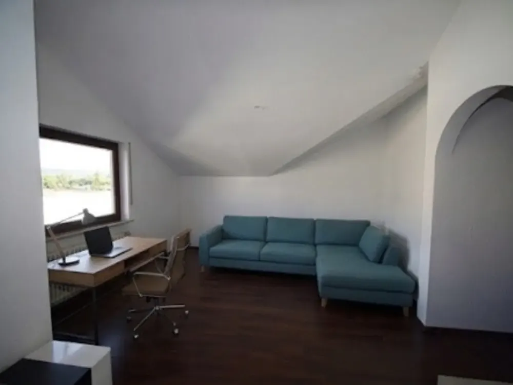 Ab 01.11.2026 | 2-Zimmer-DG-Wohnung mit großem Balkon, Einbauküche & Stellplatz | Nähe Mercedes