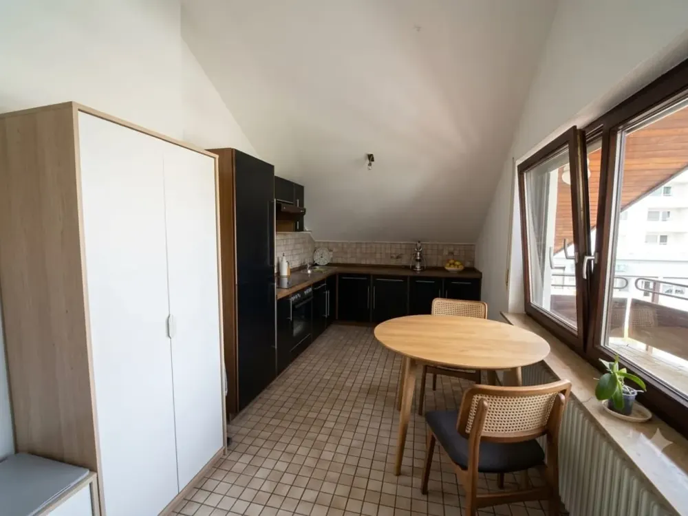 Ab 01.11.2026 | 2-Zimmer-DG-Wohnung mit großem Balkon, Einbauküche & Stellplatz | Nähe Mercedes