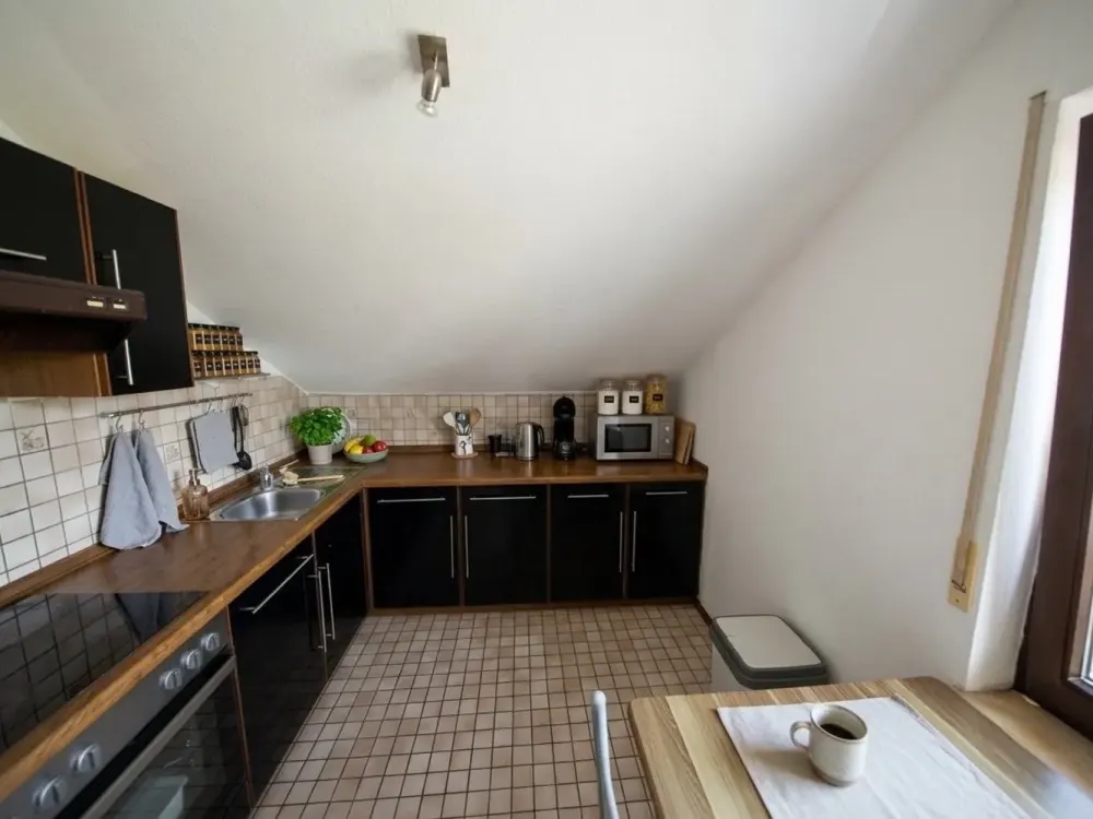 Ab 01.11.2026 | 2-Zimmer-DG-Wohnung mit großem Balkon, Einbauküche & Stellplatz | Nähe Mercedes