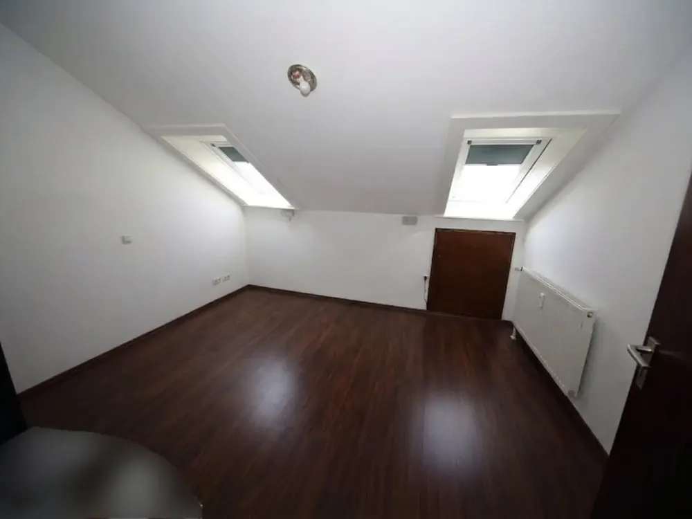 Ab 01.11.2026 | 2-Zimmer-DG-Wohnung mit großem Balkon, Einbauküche & Stellplatz | Nähe Mercedes