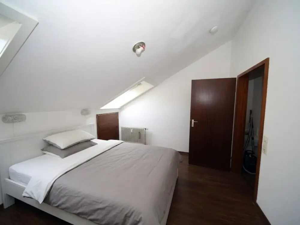 Ab 01.11.2026 | 2-Zimmer-DG-Wohnung mit großem Balkon, Einbauküche & Stellplatz | Nähe Mercedes