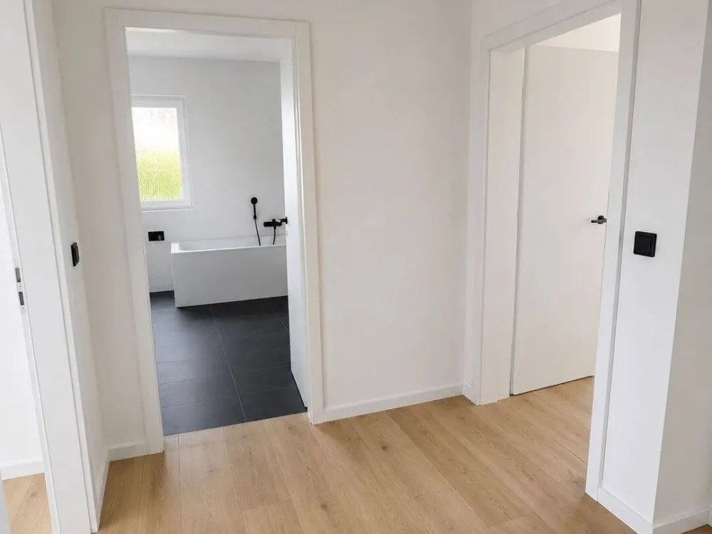 Stilvolle 2-Zimmer-Wohnung mit großem Balkon, neuer Küche & Stellplatz