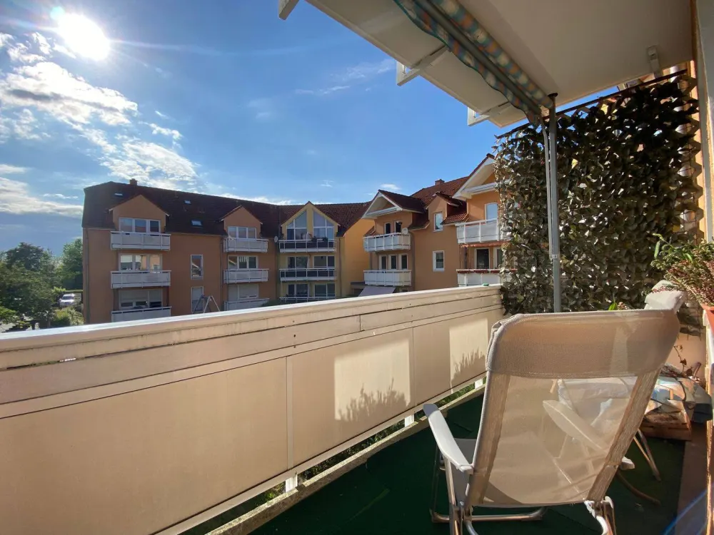 Stilvolle 2-Zimmer-Wohnung mit großem Balkon, neuer Küche & Stellplatz