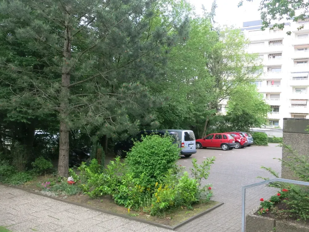 Renovated 3-room apartment with balcony and garden view in the university district.