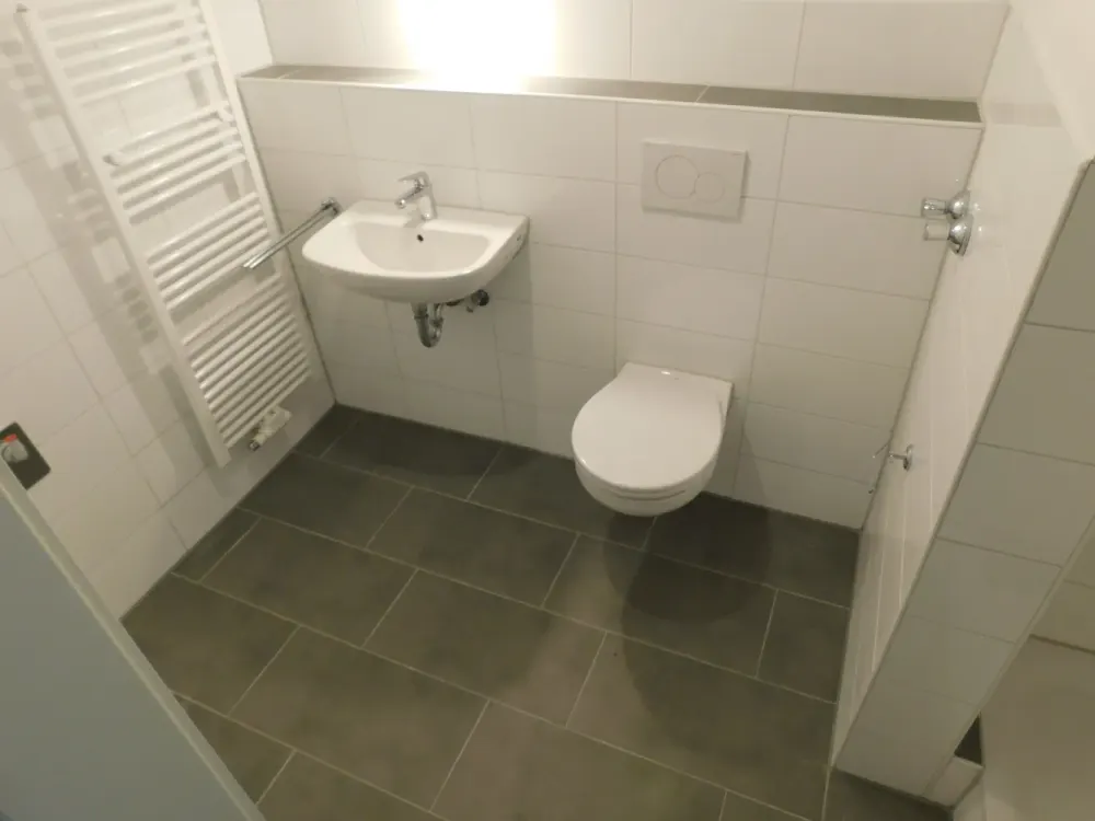 Mit Aufzug und Balkon, ideal im Alter ! Einzugsbereit neu renoviert für Sie!