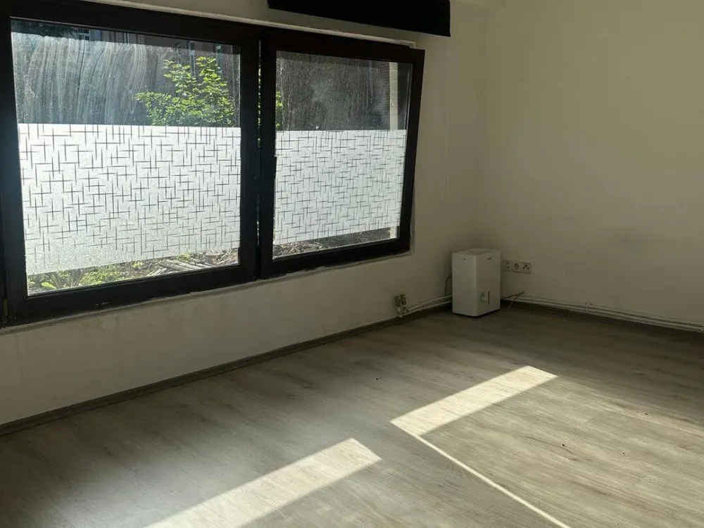 1-Room Apartment with Fitted Kitchen and Grey Laminate / Apt. 5