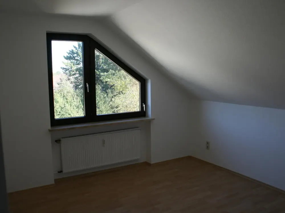 4-Zimmer-DG-Wohnung in MFH
