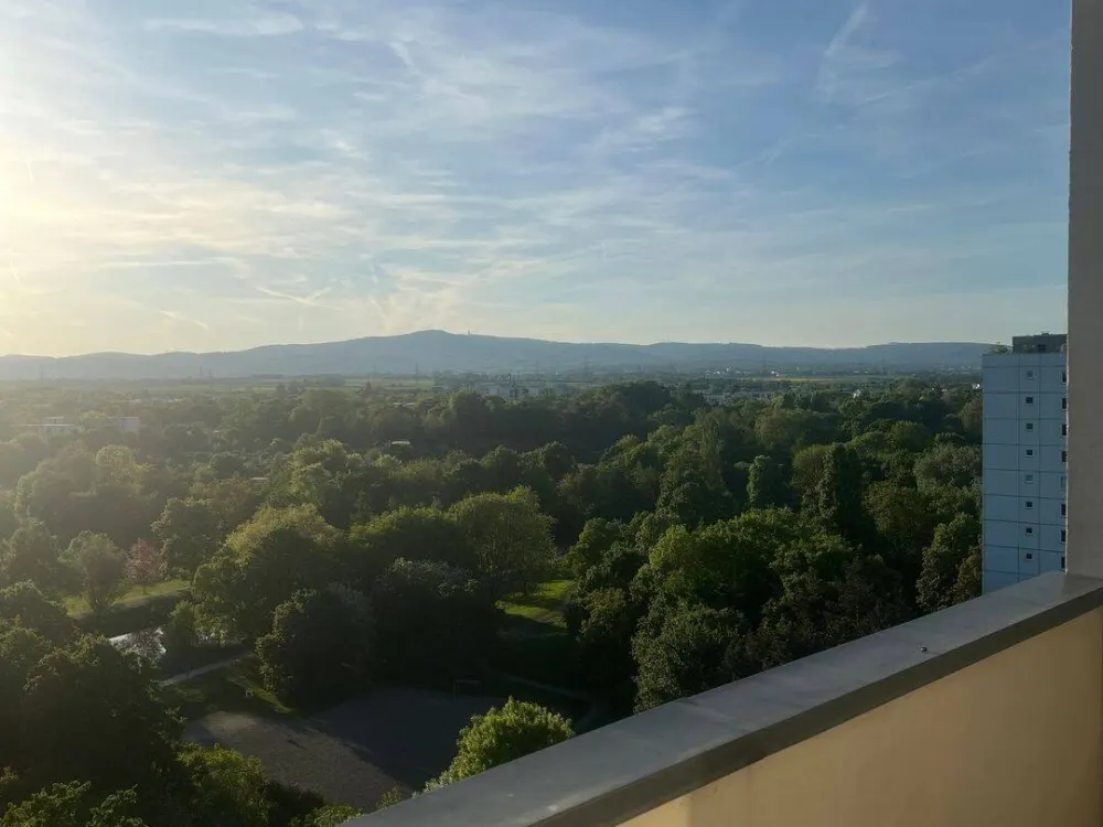 NEW/ Neu: 2 Zimmer in 6er Frauen WG/shared Flat im Herzen Frankfurts mit Ausblick auf den Taunus??