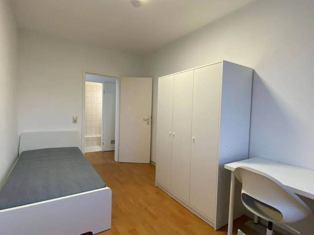 NEW/ Neu: 2 Zimmer in 6er Frauen WG/shared Flat im Herzen Frankfurts mit Ausblick auf den Taunus??