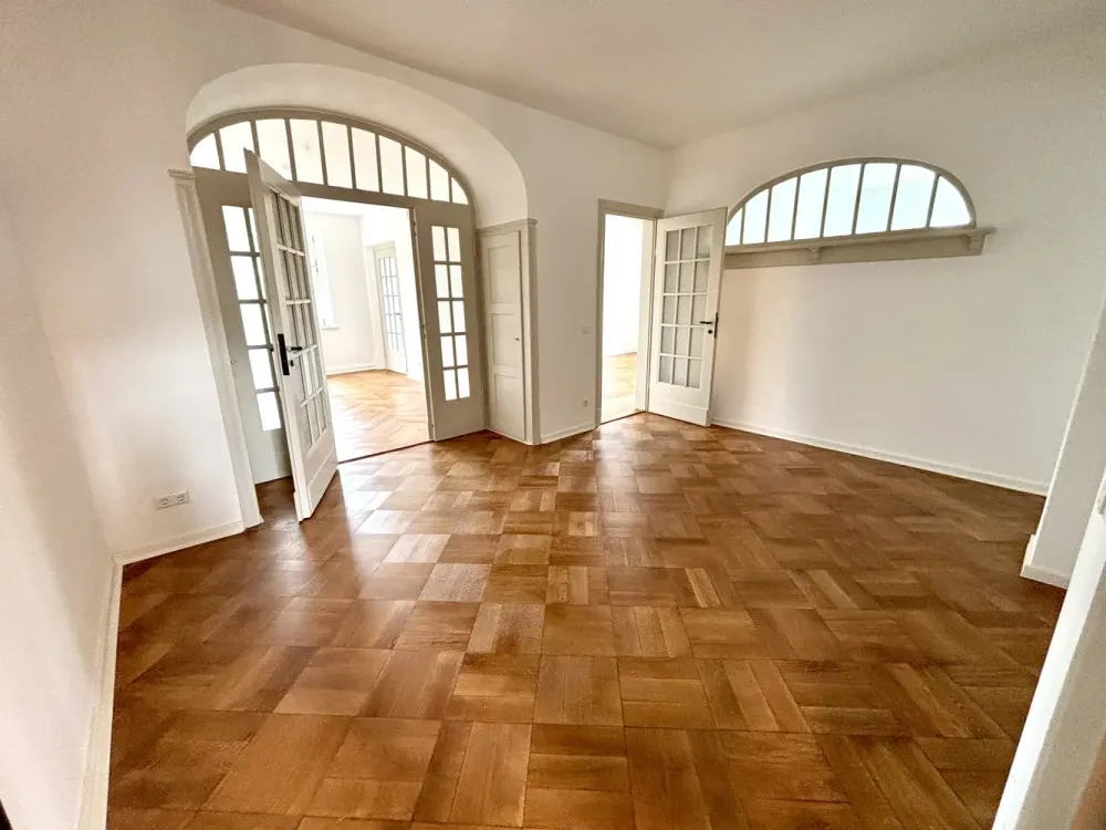 Erstbezug nach hochwertiger Sanierung, Stilvolle 4-Zimmer-Altbauwohnung mit Wintergarten, Balkon &