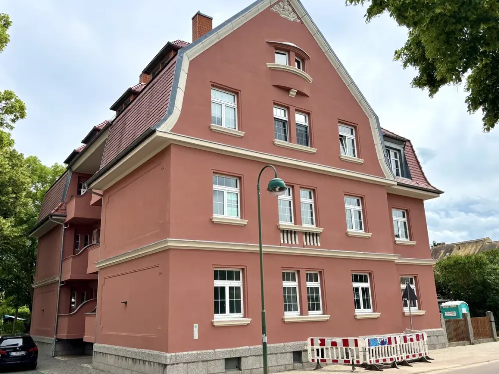 Erstbezug nach hochwertiger Sanierung, Stilvolle 4-Zimmer-Altbauwohnung mit Wintergarten, Balkon &