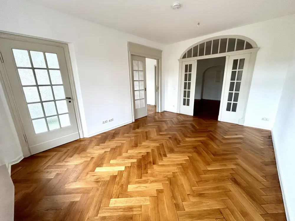 Erstbezug nach hochwertiger Sanierung, Stilvolle 4-Zimmer-Altbauwohnung mit Wintergarten, Balkon &