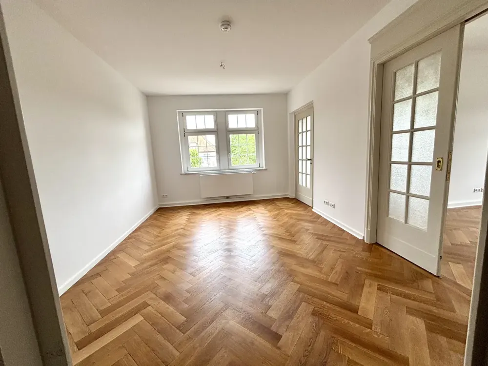 Erstbezug nach hochwertiger Sanierung, Stilvolle 4-Zimmer-Altbauwohnung mit Wintergarten, Balkon &