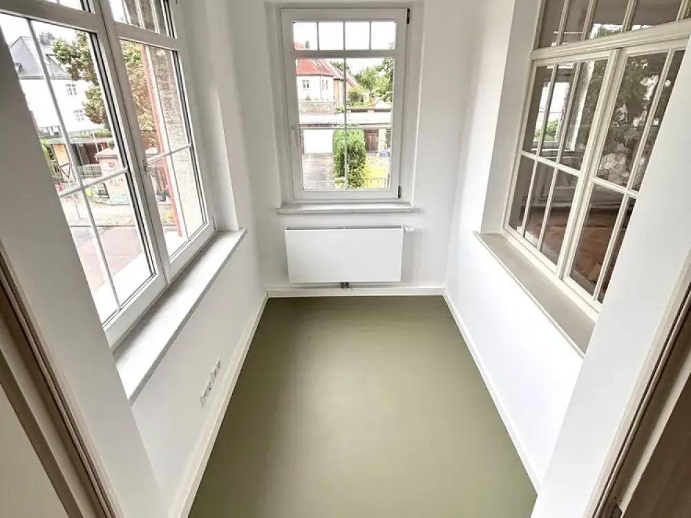 Erstbezug nach hochwertiger Sanierung, Stilvolle 4-Zimmer-Altbauwohnung mit Wintergarten, Balkon &