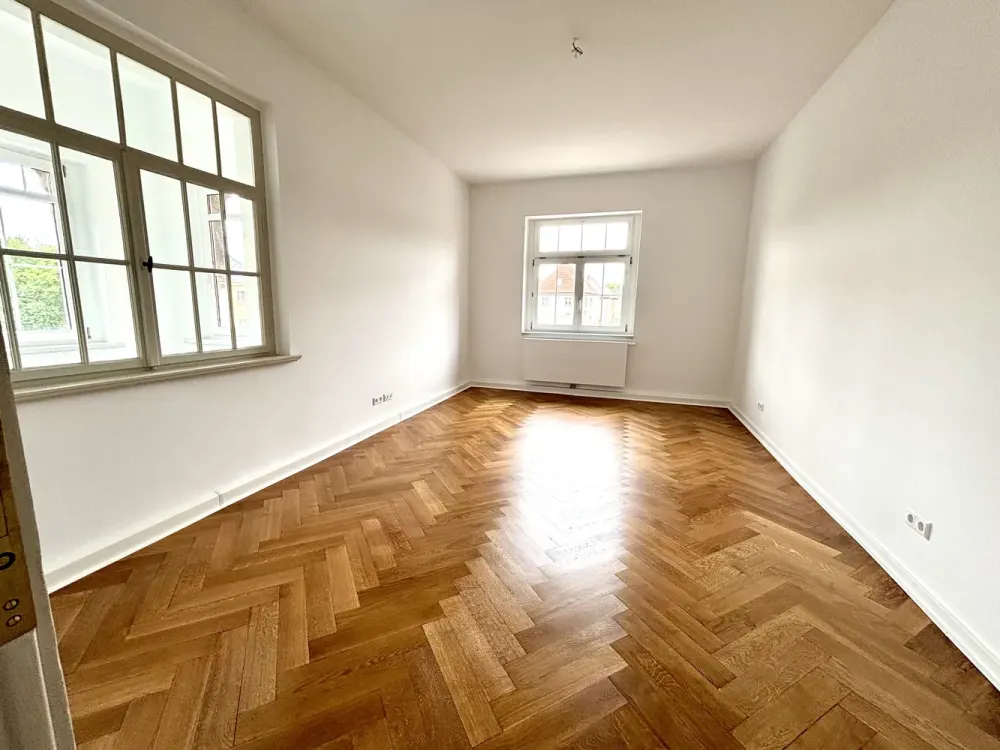 Erstbezug nach hochwertiger Sanierung, Stilvolle 4-Zimmer-Altbauwohnung mit Wintergarten, Balkon &